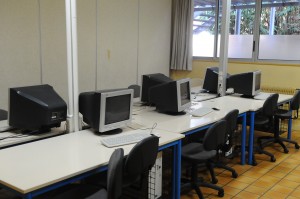 12 postes informatiques mis à disposition des élèves au CDI du Lycée Saint-André